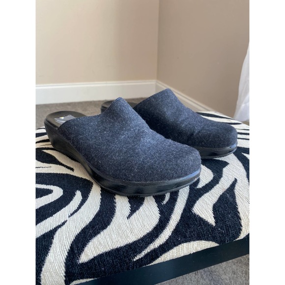 Clarks dark gray charcoal wool clogs, women's size 8 - Picture 12 of 12